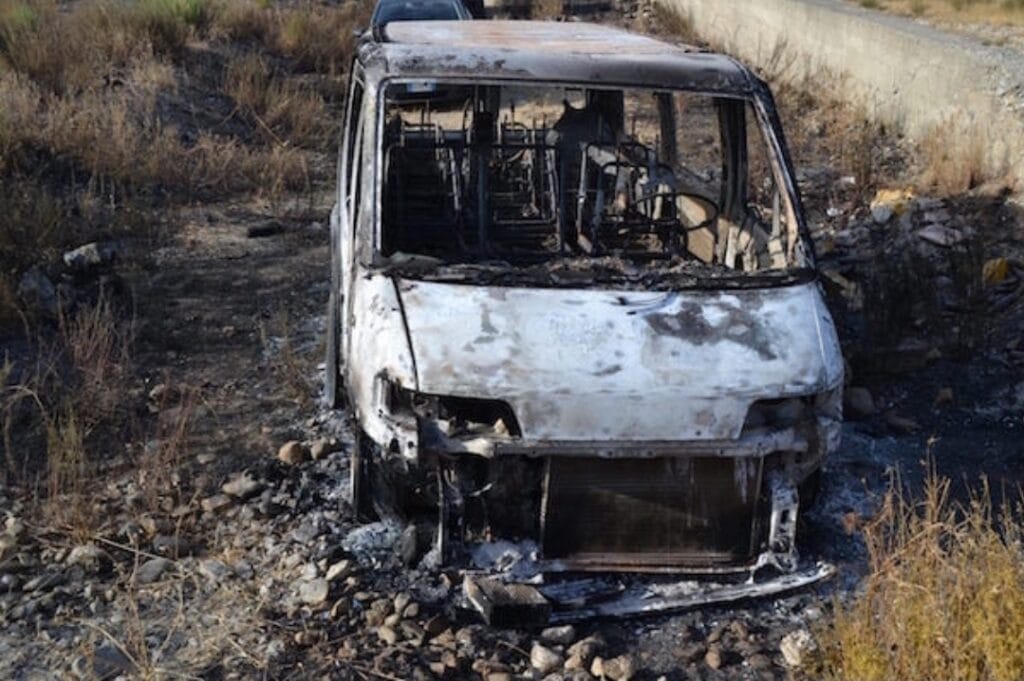 Foto - Ritrovato carbonizzato il furgone del tentato omicidio a Cosimo Marchese