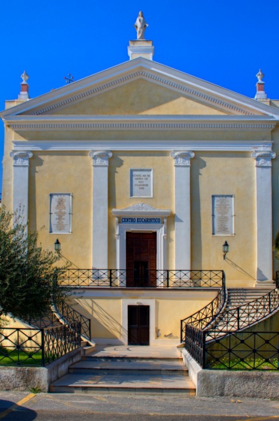 Corigliano Rossano: A fuoco l'auto del prete della Chiesa di Schiavonea - Calabria