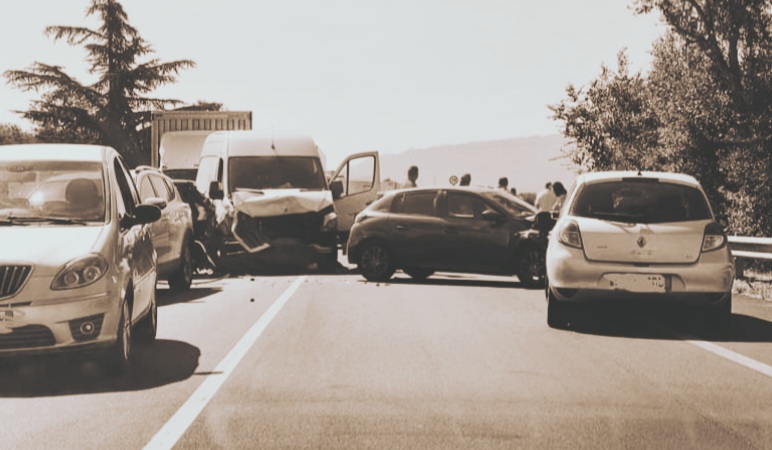 Cinque veicoli fanno incidente sulla strada statale 106 jonica a Corigliano Rossano