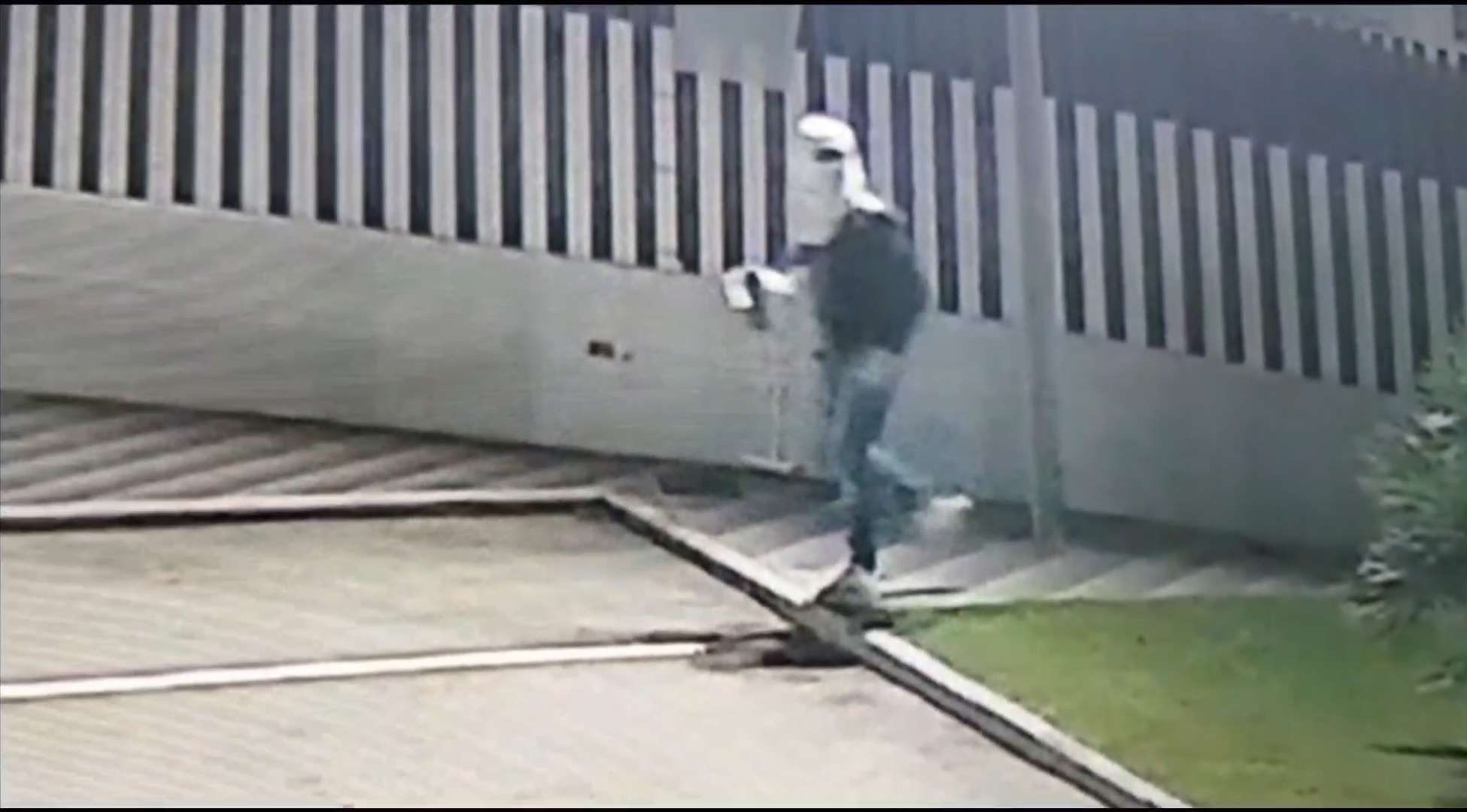 Video - Una bomba con una miccia lunga esplosa alla concessionaria di Rende