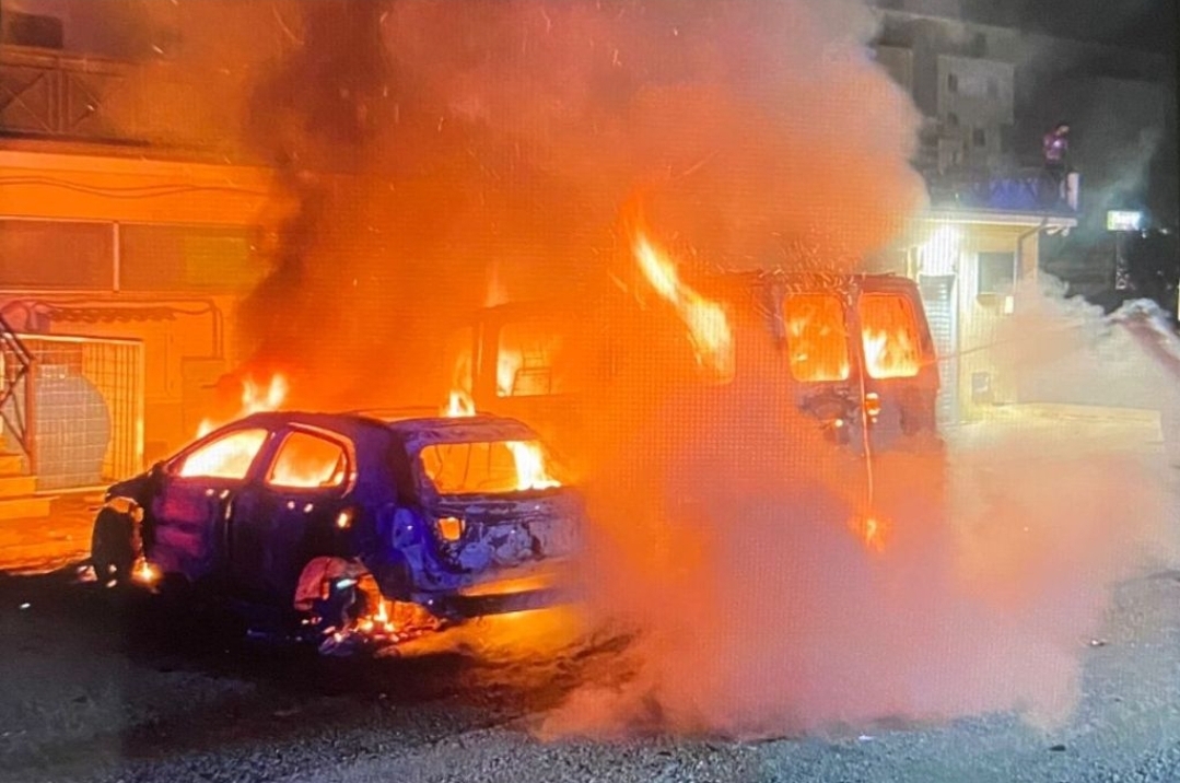 Incendio Auto e Furgone altri Tre Veicoli - Corigliano Rossano - Calabria - notte di fuoco