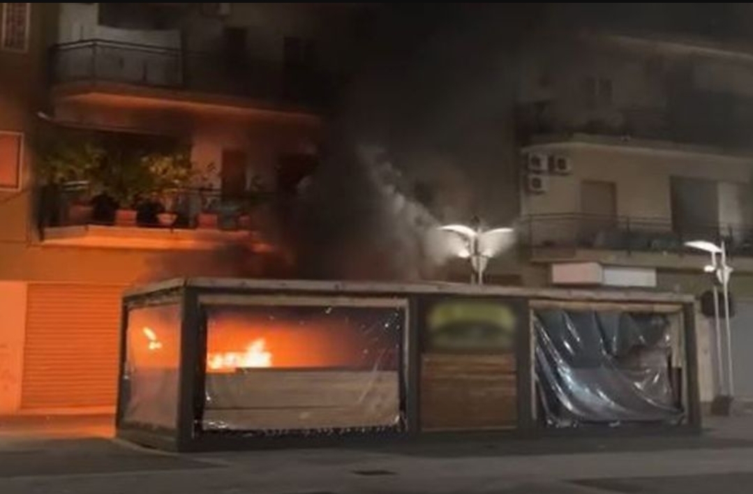Incendiato Parte di un Bar a Corigliano Rossano - Cosenza - Calabria - Incendio