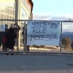 Professore Accusato di Molestie alle Studentesse
