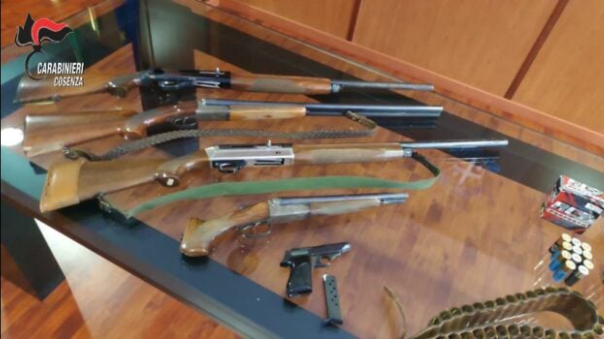 Fucili ed Armi di Assalto Nascosti nel Condominio a Corigliano Rossano - Cosenza - Calabria