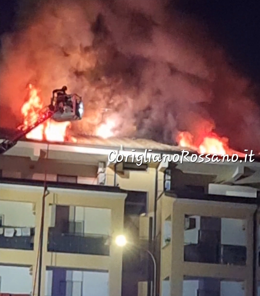 Video Incendio Appartamento Palazzo a Corigliano Rossano - Cosenza - Calabria - Vigili del fuoco - Casa - Fiamme
